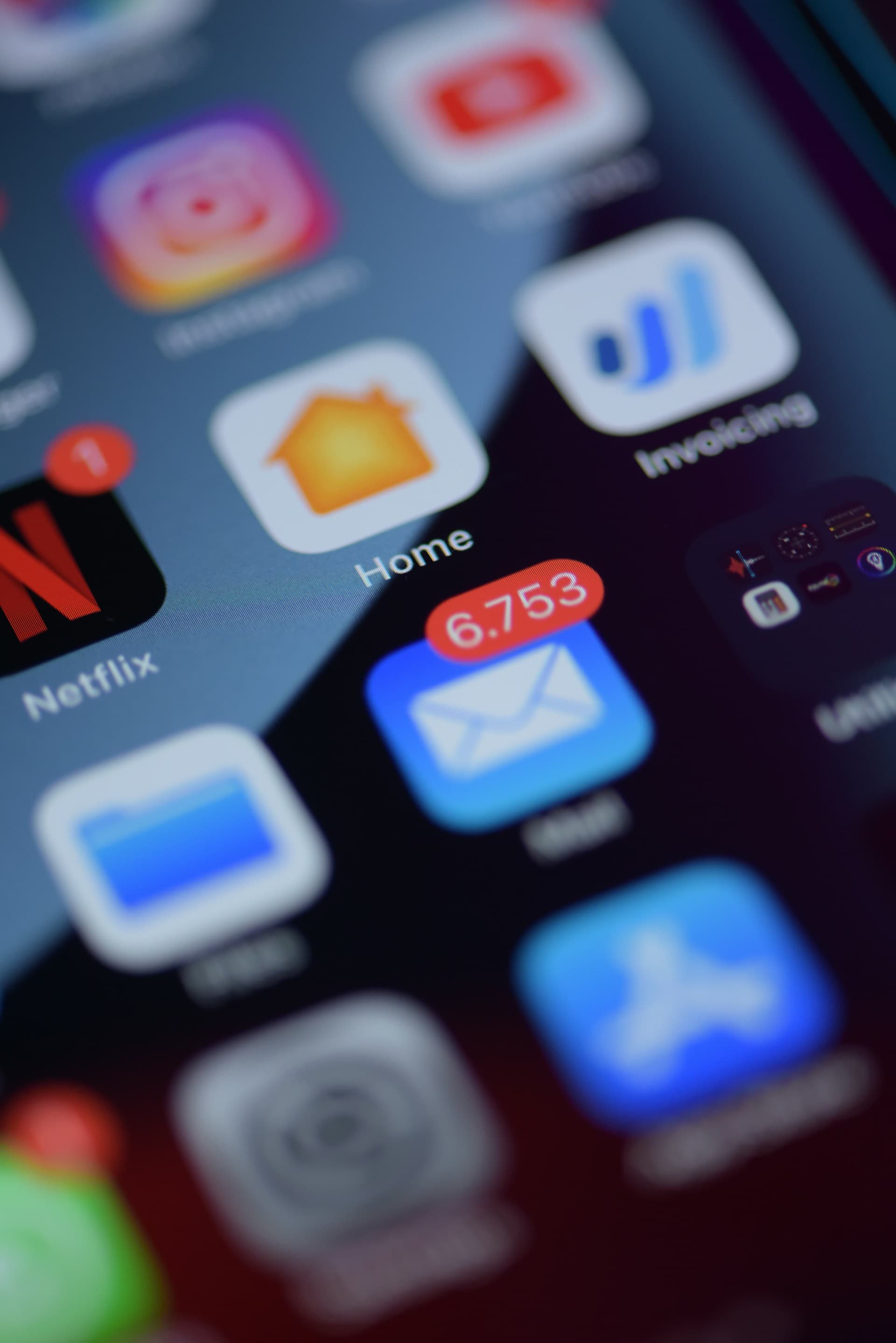 Image of a phone screen with 6000 notifications